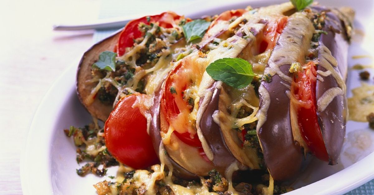 Auberginen-Tomaten-Gratin mit Champignons Rezept | EAT SMARTER