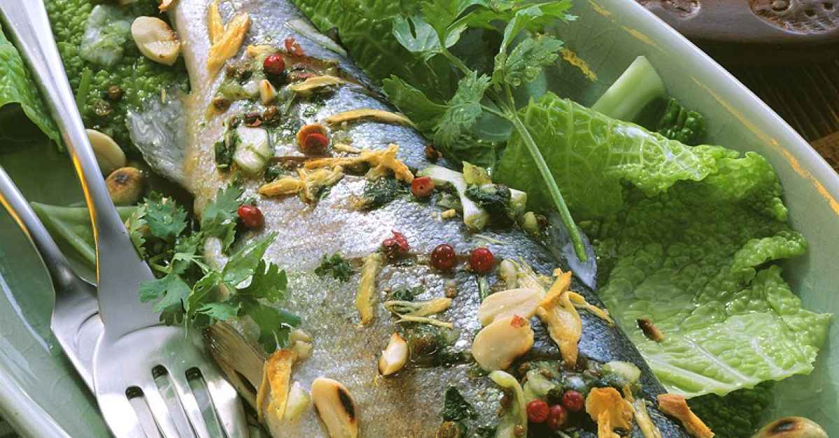 Auf Wirsing gedämpfte Forelle Rezept | EAT SMARTER