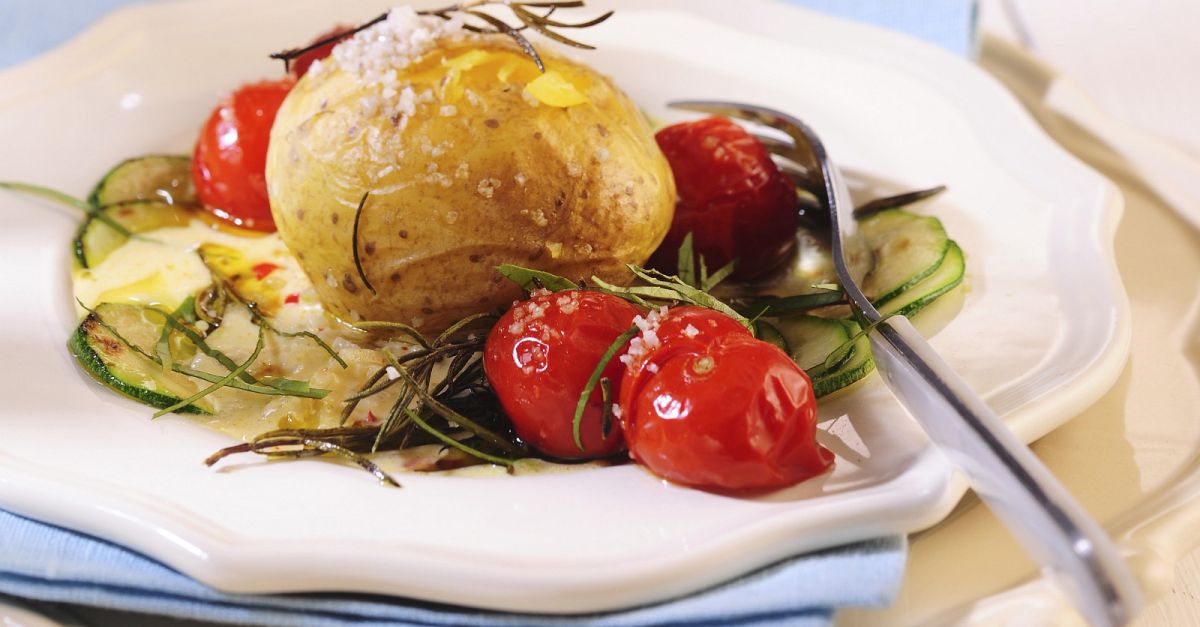 Backkartoffeln mit mediterranem Gemüse Rezept | EAT SMARTER