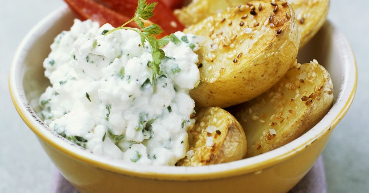 Backkartoffeln mit Sesam dazu Hüttenkäse Rezept | EAT SMARTER