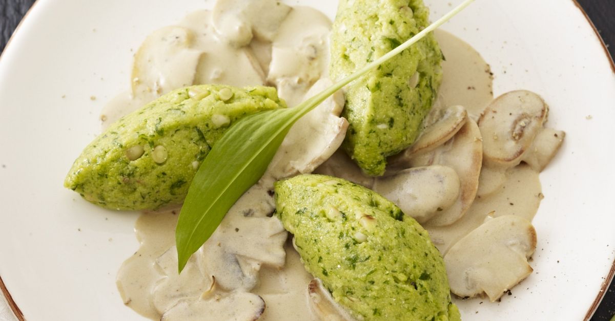 Bärlauch-Mais-Nockerl mit Rahm-Pilzen Rezept | EAT SMARTER