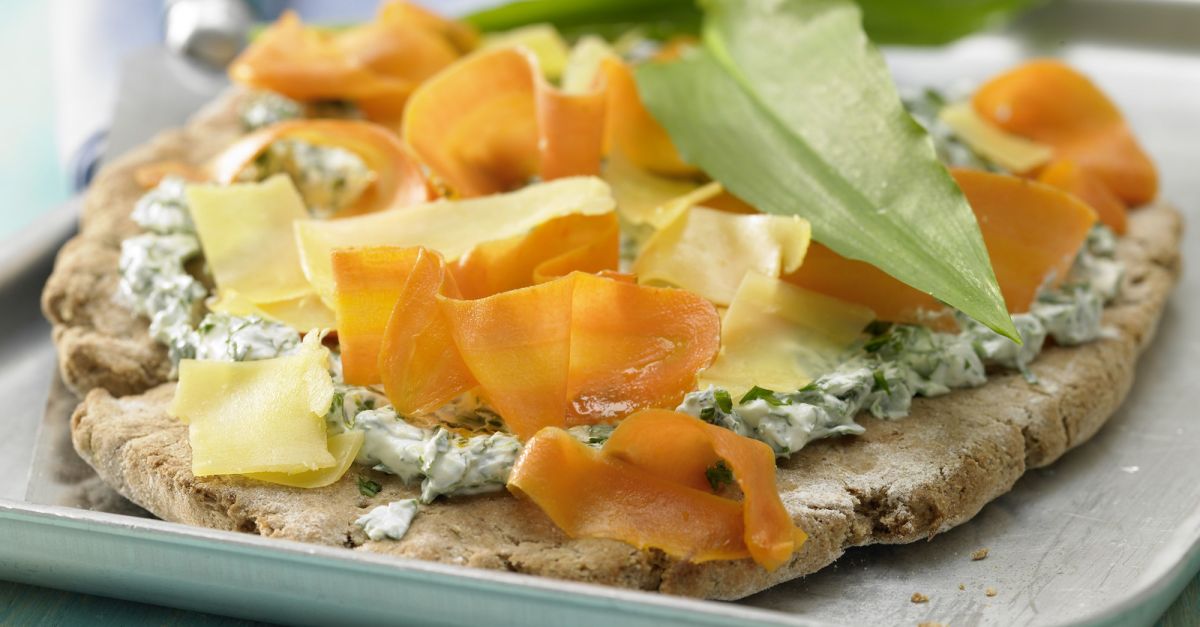 Bärlauchfladen vom Blech Rezept | EAT SMARTER Bärlauchfladen vom Blech Rezept | EAT SMARTER