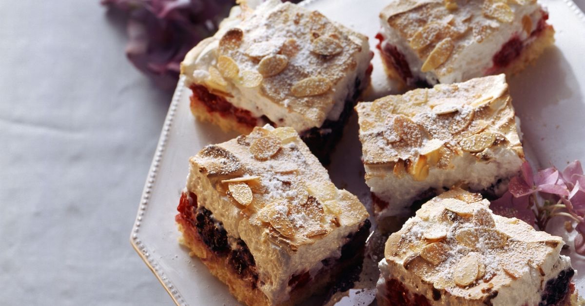 Beerenkuchen mit Baiser-Mandel-Haube Rezept | EAT SMARTER