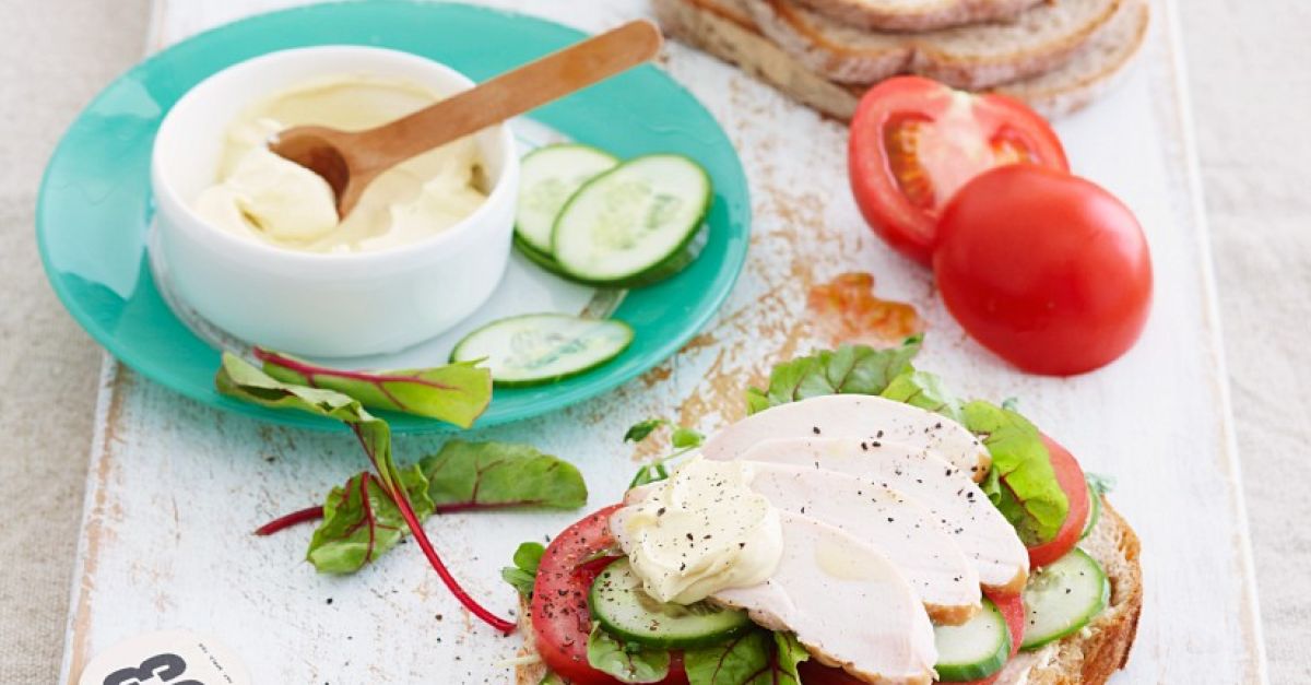 Belegtes Brot mit Pute, Tomate und Gurke Rezept | EAT SMARTER