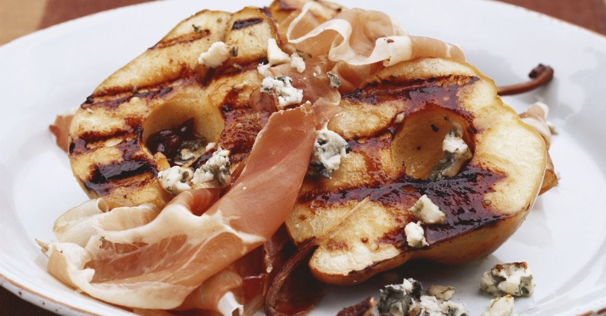 Birne vom Grill mit Blauschimmelkäse und Schinken Rezept | EAT SMARTER