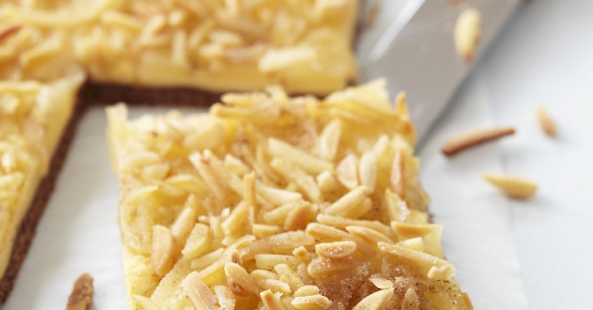 Birnenkuchen mit Pudding und Mandeln Rezept | EAT SMARTER