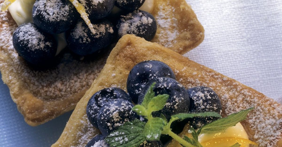 Blaubeer-Blätterteig-Törtchen Rezept | EAT SMARTER