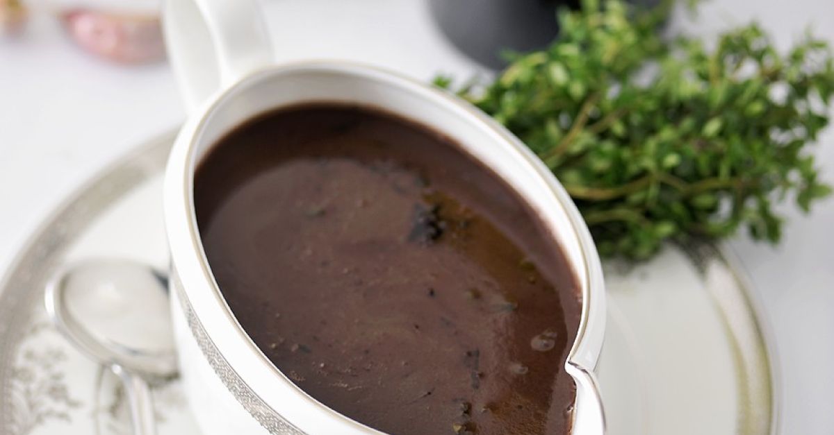 Bratensauce mit Rotwein Rezept | EAT SMARTER Bratensauce mit Rotwein Rezept | EAT SMARTER