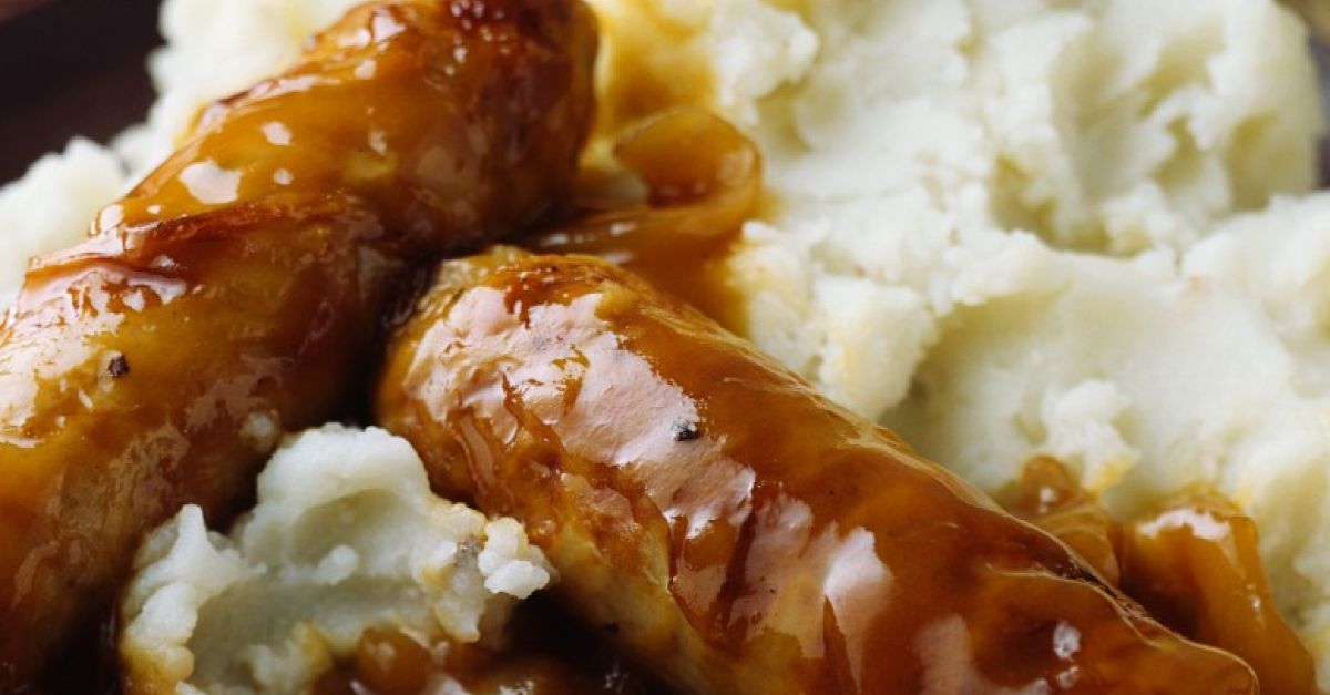 Bratwürstchen mit Zwiebelsauce und Kartoffelpüree Rezept | EAT SMARTER