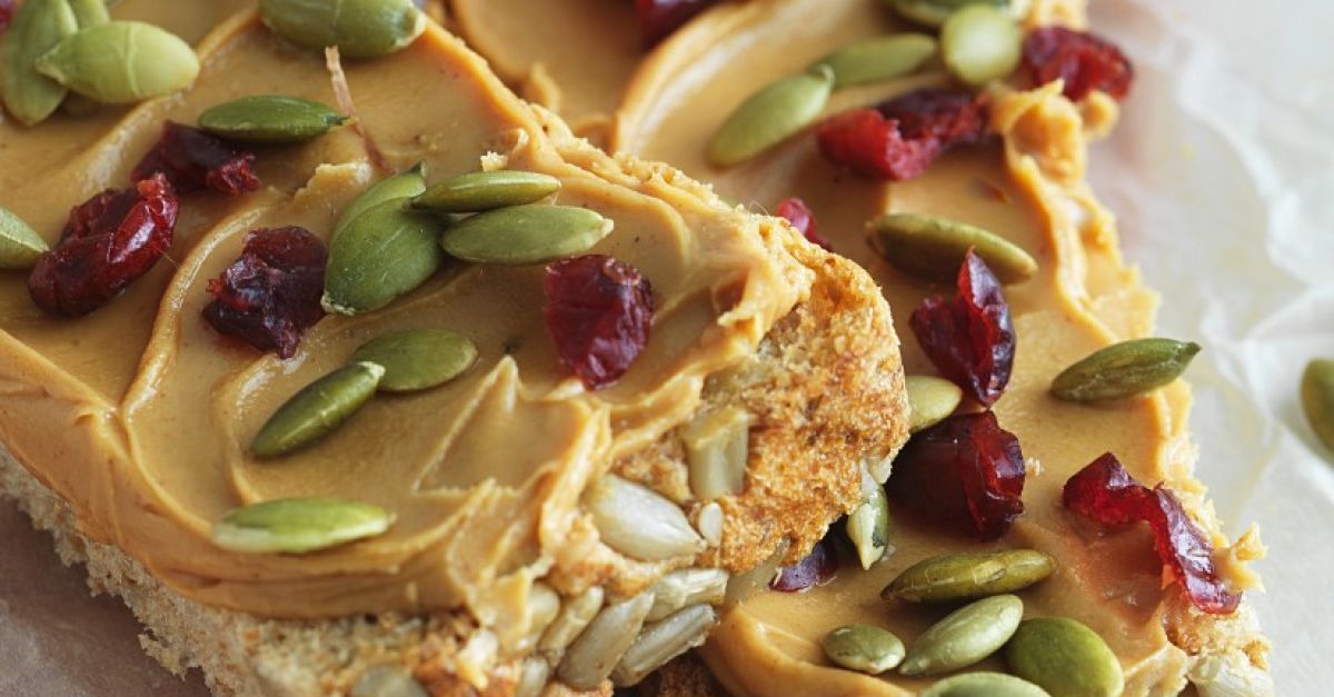 Brot mit Erdnussbutter Rezept | EAT SMARTER