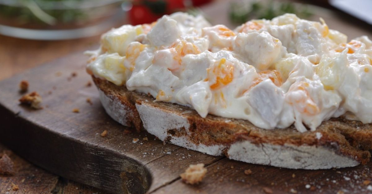 Brot mit Geflügelsalat-Aufstrich Rezept | EAT SMARTER