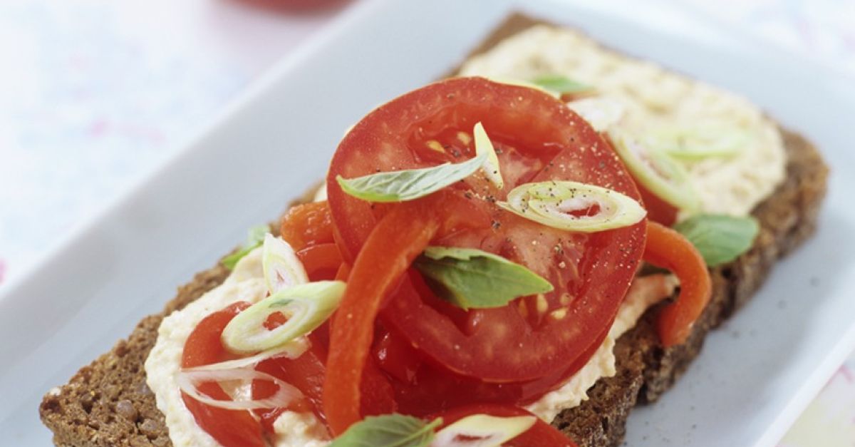 Brot mit Hummus & Tomaten Rezept | EAT SMARTER Brot mit Hummus & Tomaten Rezept | EAT SMARTER