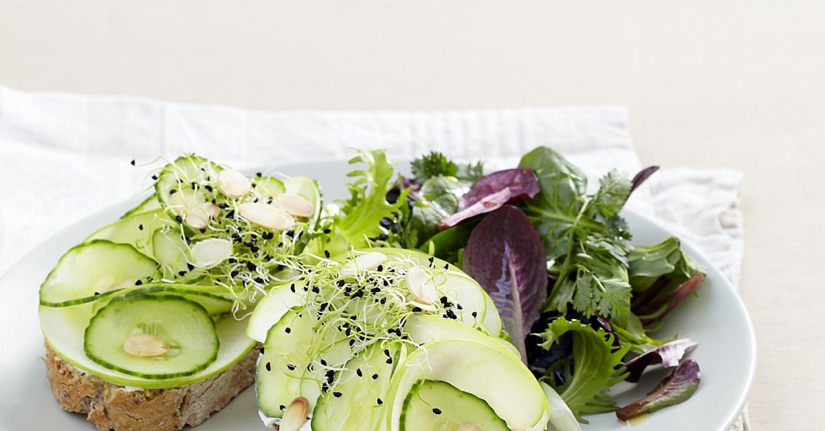 Brote mit Ricotta, Gurke, Apfel und Sprossen Rezept | EAT SMARTER
