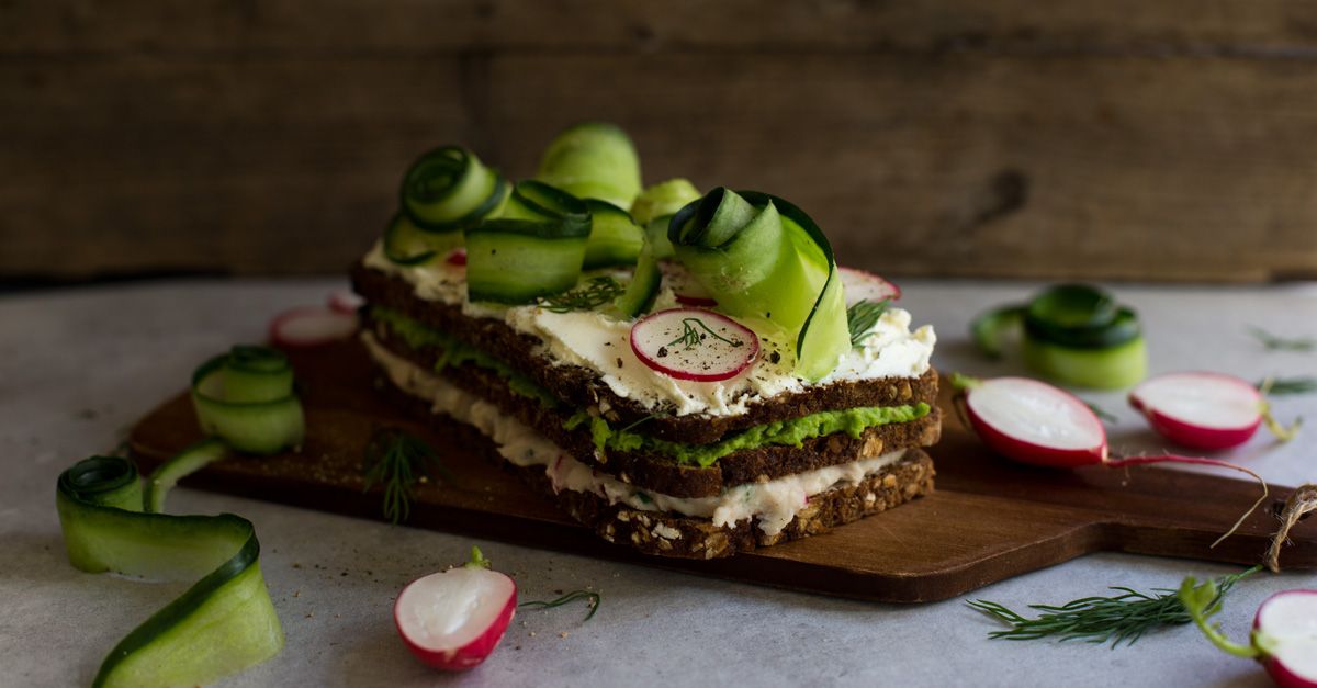 Brottorte mit Gurke und Radieschen Rezept | EAT SMARTER