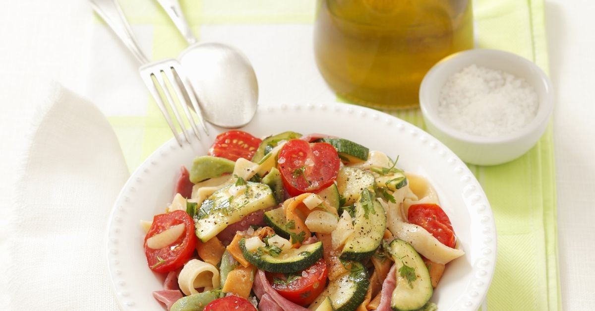 Bunte Nudeln mit Zucchini-Tomaten-Soße Rezept | EAT SMARTER