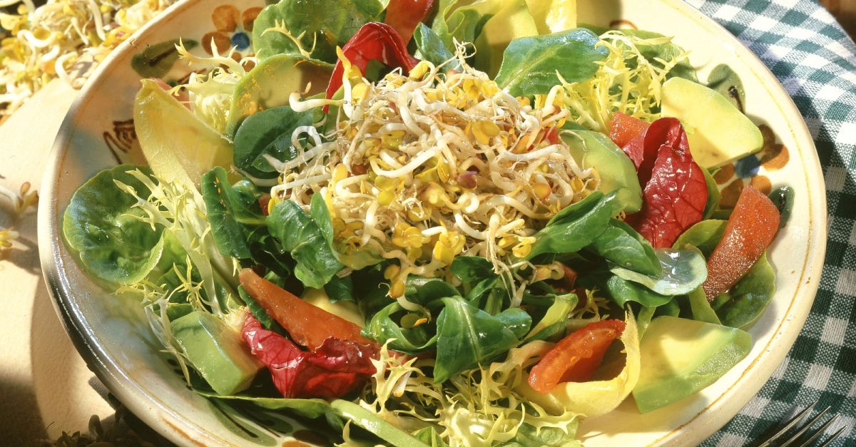 Bunter Blattsalat mit Avocado, Tomate und Sprossen Rezept | EAT SMARTER Bunter Blattsalat mit Avocado, Tomate und Sprossen Rezept | EAT SMARTER