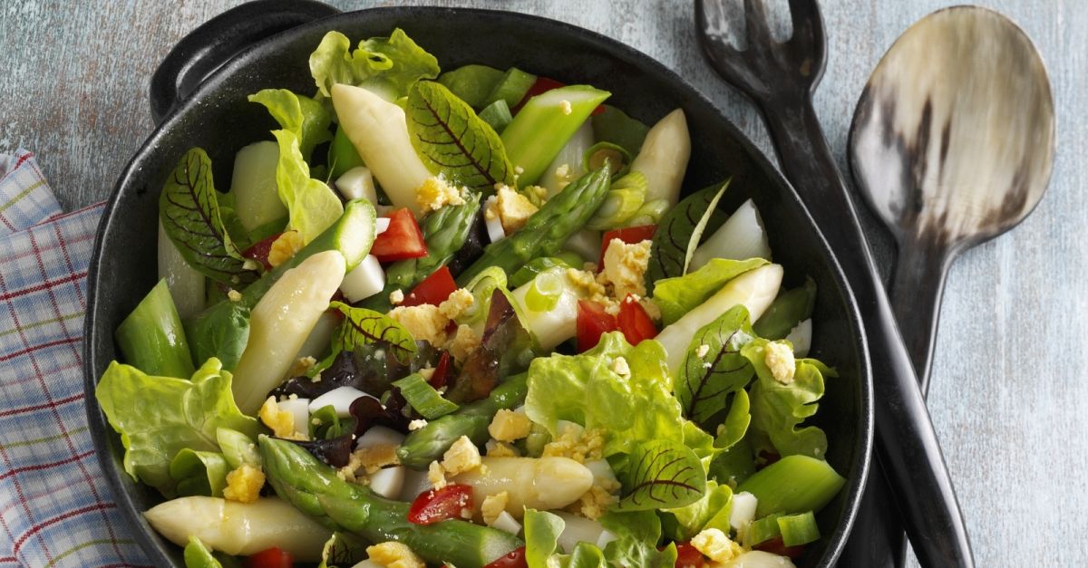 Bunter Blattsalat mit Ei und Spargel Rezept | EAT SMARTER Bunter Blattsalat mit Ei und Spargel Rezept | EAT SMARTER