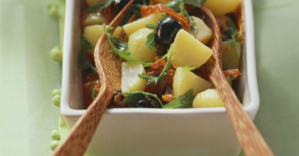 Bunter Kartoffelsalat mit getrockneten Tomaten, Rucola und Oliven ... Bunter Kartoffelsalat mit getrockneten Tomaten, Rucola und Oliven ...