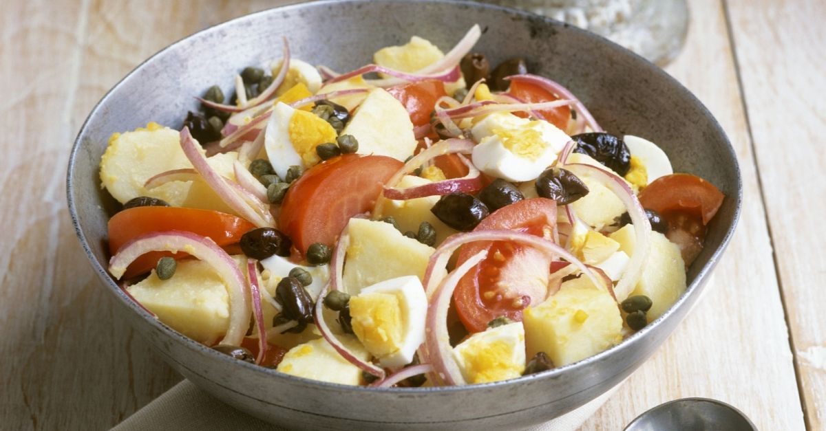 Bunter Kartoffelsalat mit Tomaten, Eiern und Oliven Rezept | EAT SMARTER