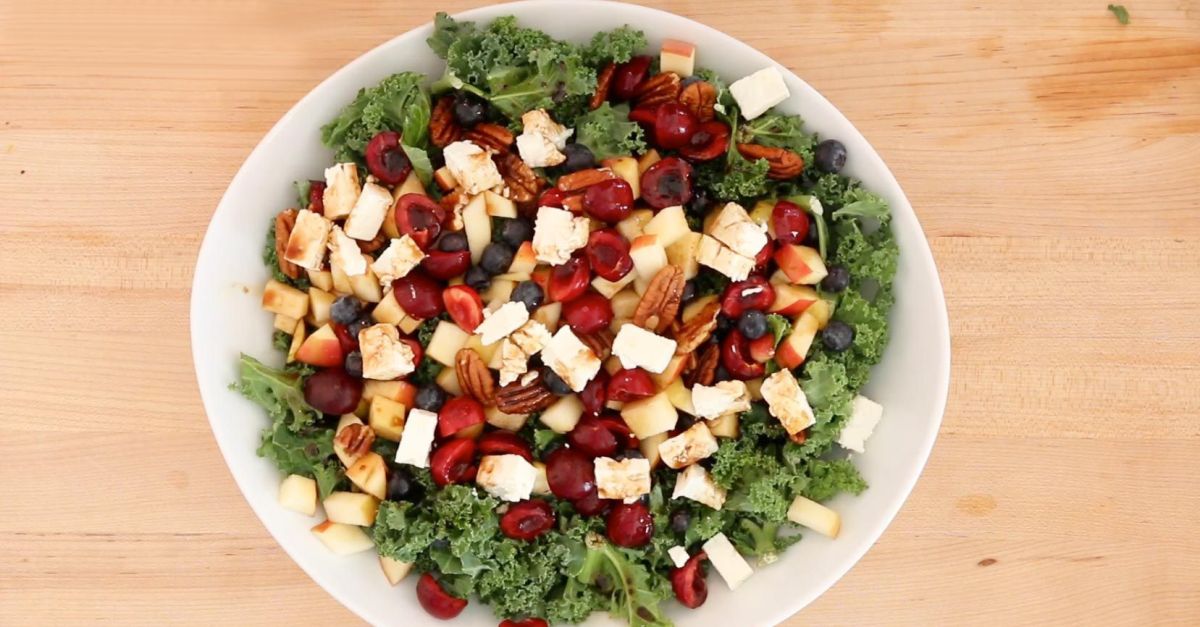 Bunter Salat mit Kirschen und Feta Rezept | EAT SMARTER