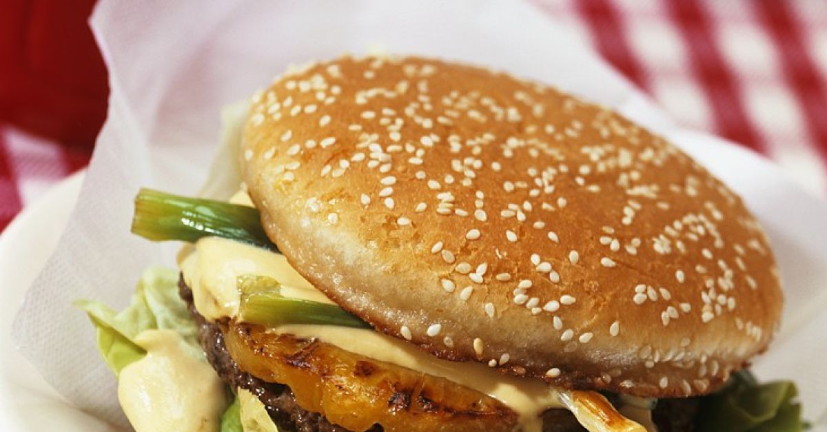 Burger mit Ananas Rezept | EAT SMARTER