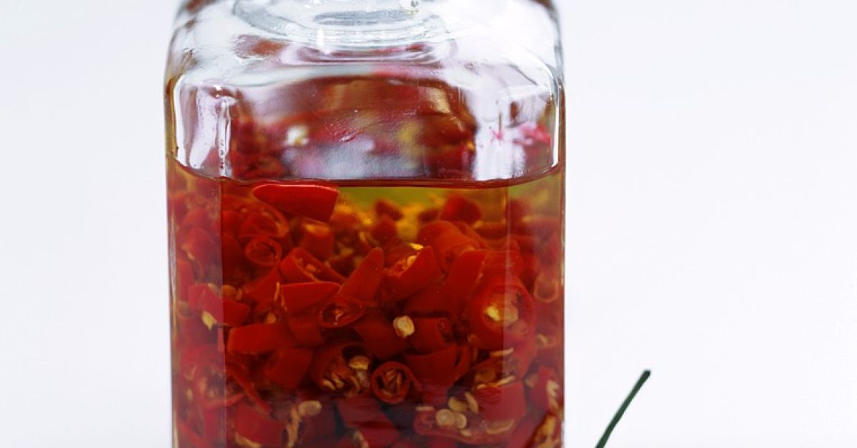 Chiliöl mit frischen Chilis Rezept | EAT SMARTER