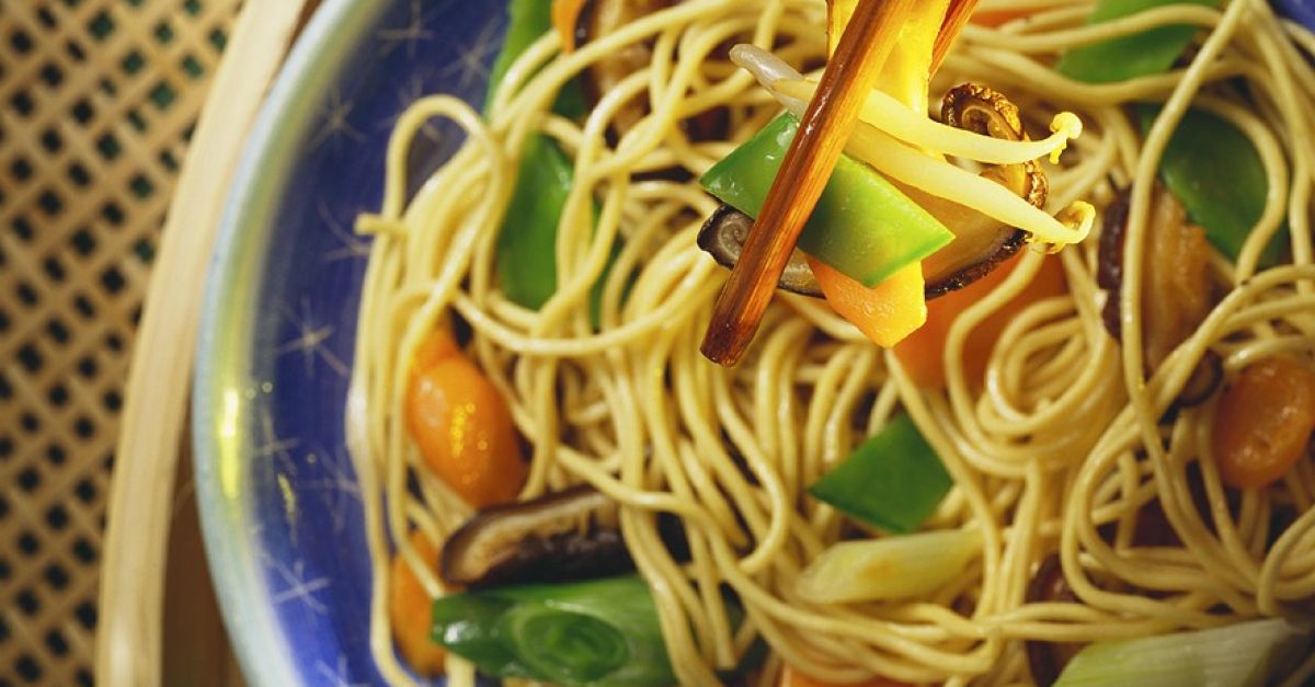 Chinesische Bratnudeln mit Gemüse Rezept | EAT SMARTER Chinesische Bratnudeln mit Gemüse Rezept | EAT SMARTER