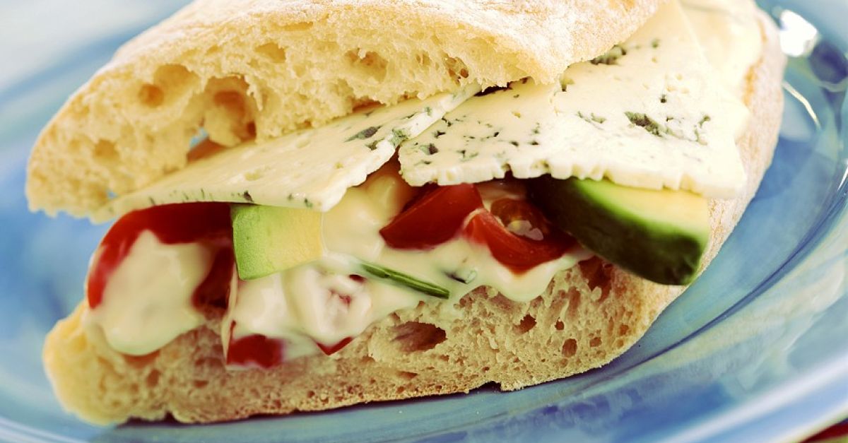 Ciabatta mit Mayonnaisesalat und Käse Rezept | EAT SMARTER
