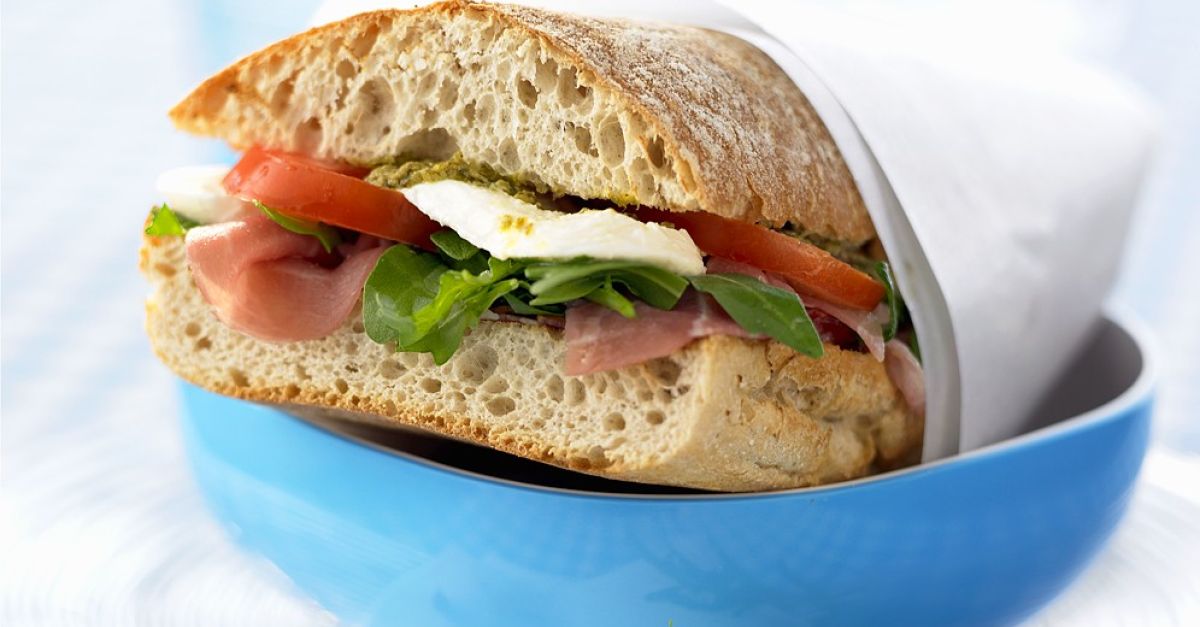 Ciabatta-Sandwich mit Schinken, Tomaten und Käse Rezept | EAT SMARTER Ciabatta-Sandwich mit Schinken, Tomaten und Käse Rezept | EAT SMARTER
