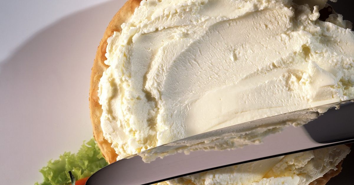 Cracker mit Frischkäseaufstrich Rezept | EAT SMARTER