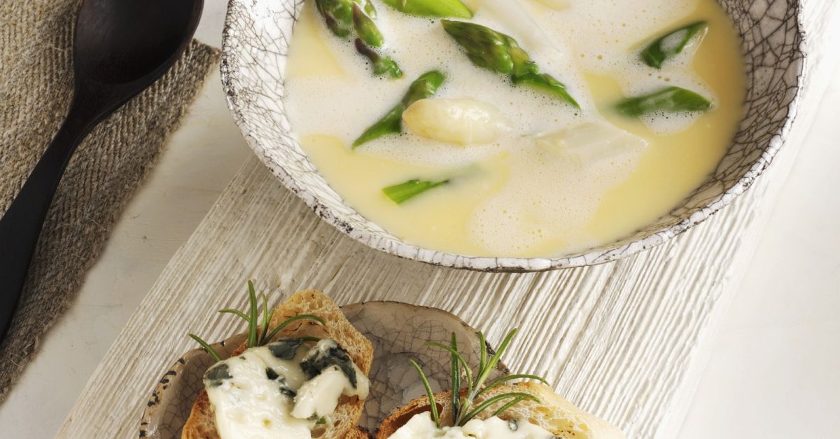 Cremige Spargelsuppe mit Käsebaguette Rezept | EAT SMARTER