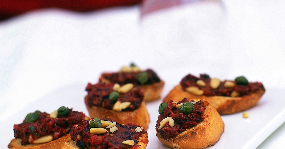 Crostini mit Oliven-Tomatenpaste Rezept | EAT SMARTER Crostini mit Oliven-Tomatenpaste Rezept | EAT SMARTER