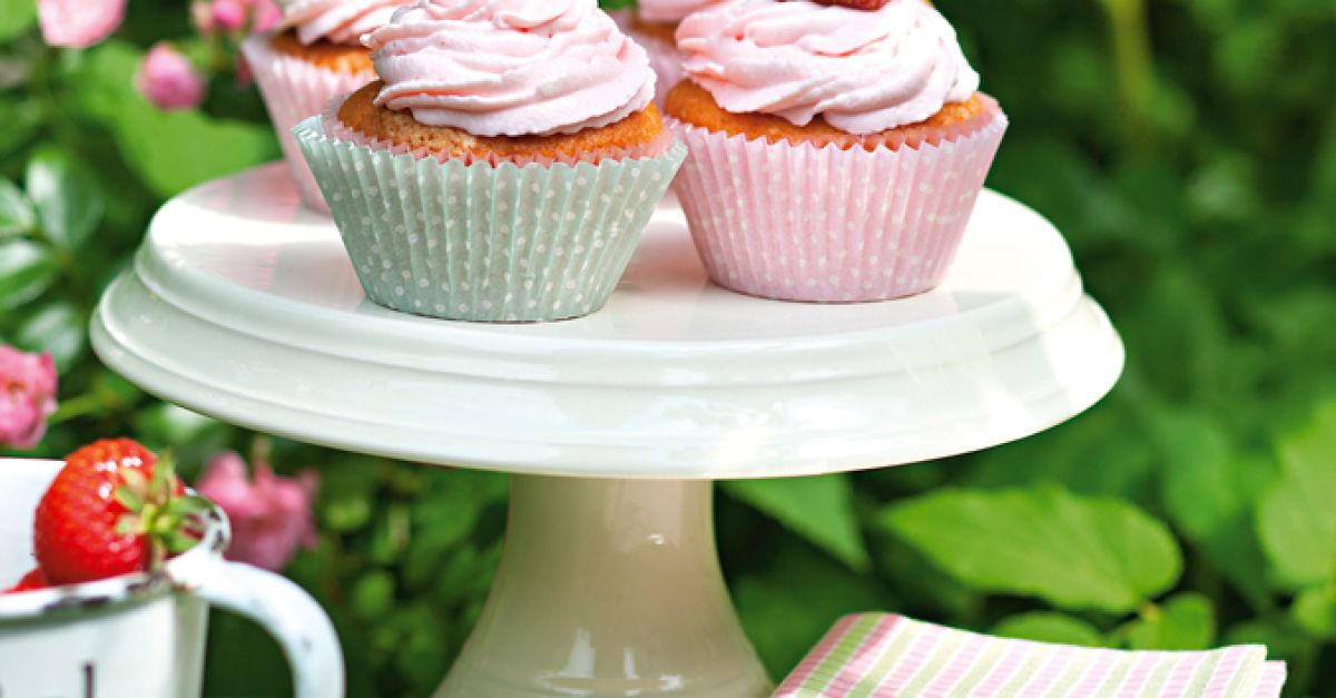 Cupcakes mit Erdbeer-Frosting Rezept | EAT SMARTER