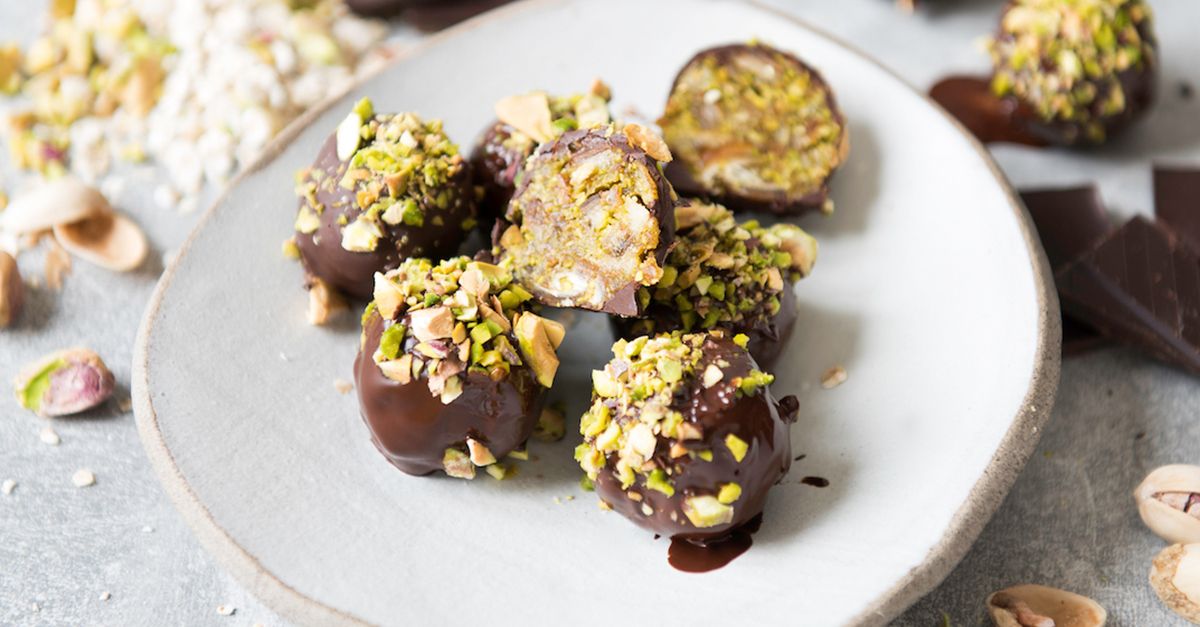 Dattel-Pistazien-Kugeln Rezept | EAT SMARTER