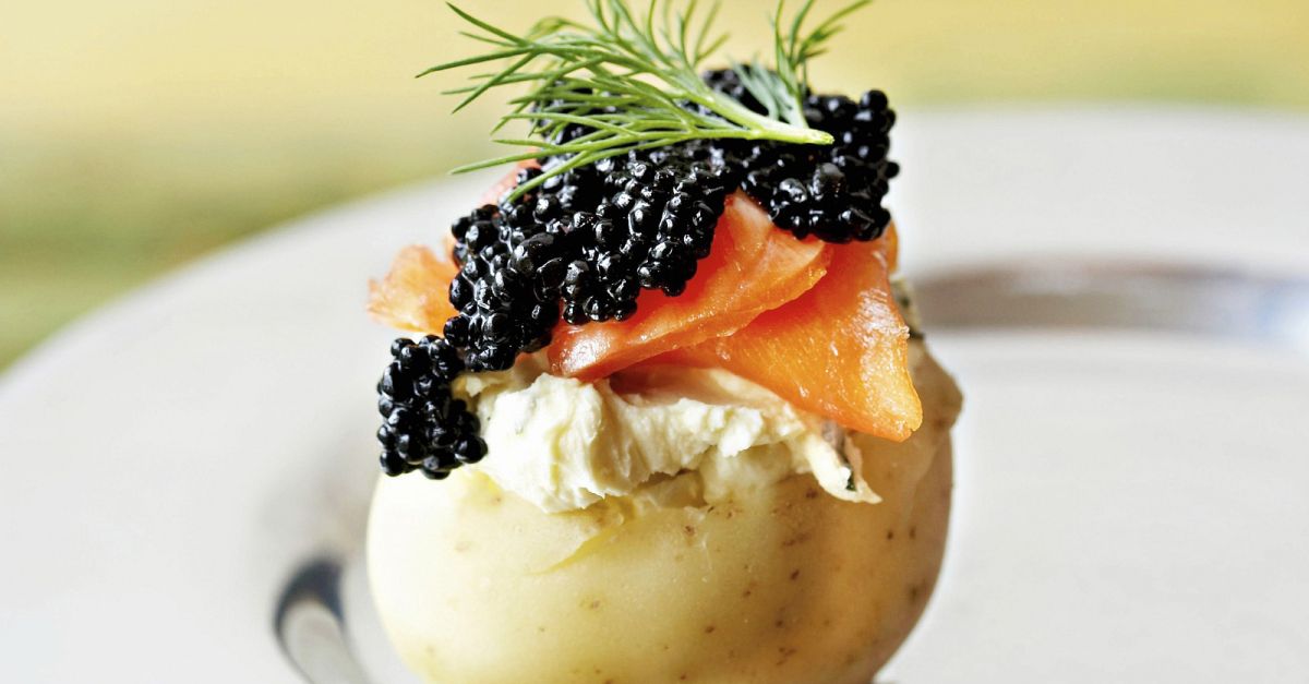 Delikate Kartoffel mit geräucherter Forelle und Kaviar Rezept | EAT SMARTER