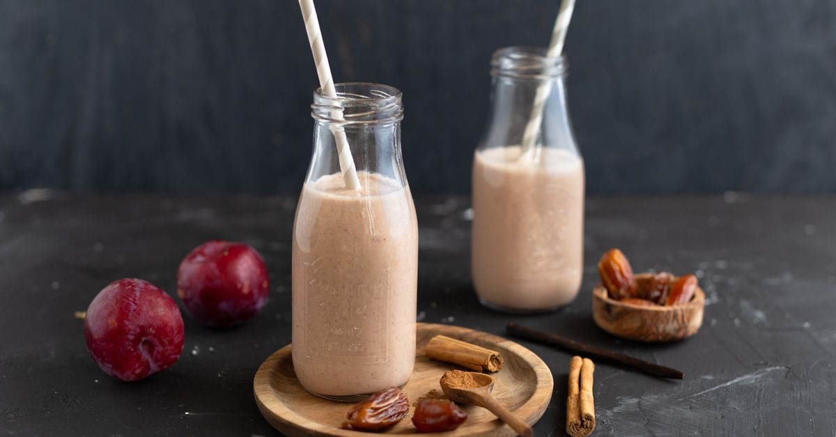 Pflaumen-Dattel-Shake mit Gewürzen: Power Drink zum Frühstück Rezept ... Pflaumen-Dattel-Shake mit Gewürzen: Power Drink zum Frühstück Rezept ...
