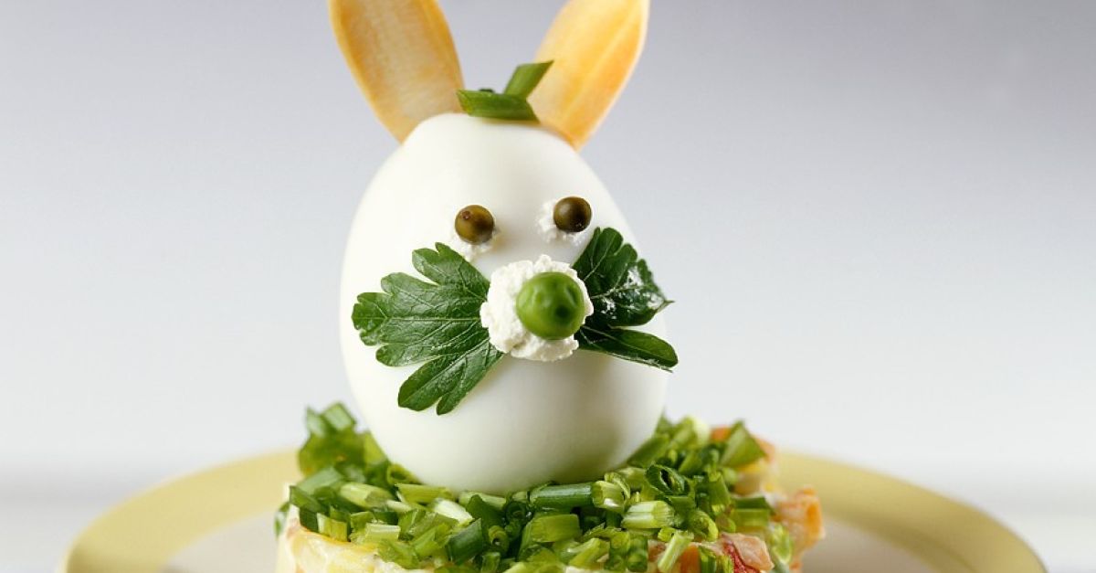 Eier-Hase auf Gemüsesalat Rezept | EAT SMARTER