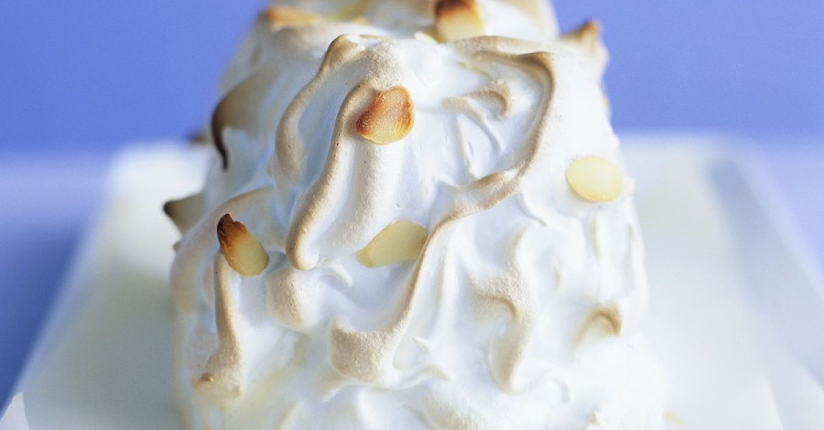 Eistorte mit Baiserhaube Rezept | EAT SMARTER