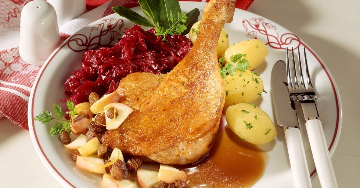 Ente mit Apfelfüllung und Rotkohl Rezept | EAT SMARTER
