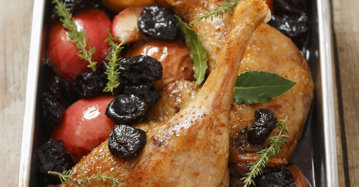 Entenkeulen mit Apfel und Trockenpflaumen gebacken Rezept | EAT SMARTER