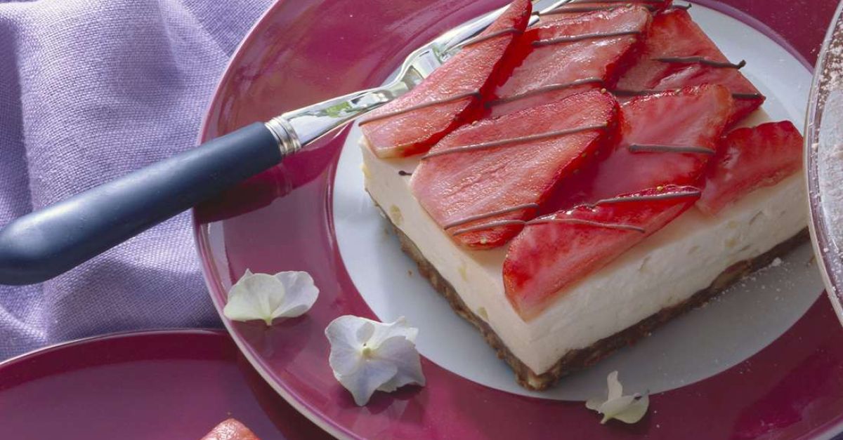 Erdbeer-Käse-Schnitte Rezept | EAT SMARTER Erdbeer-Käse-Schnitte Rezept | EAT SMARTER