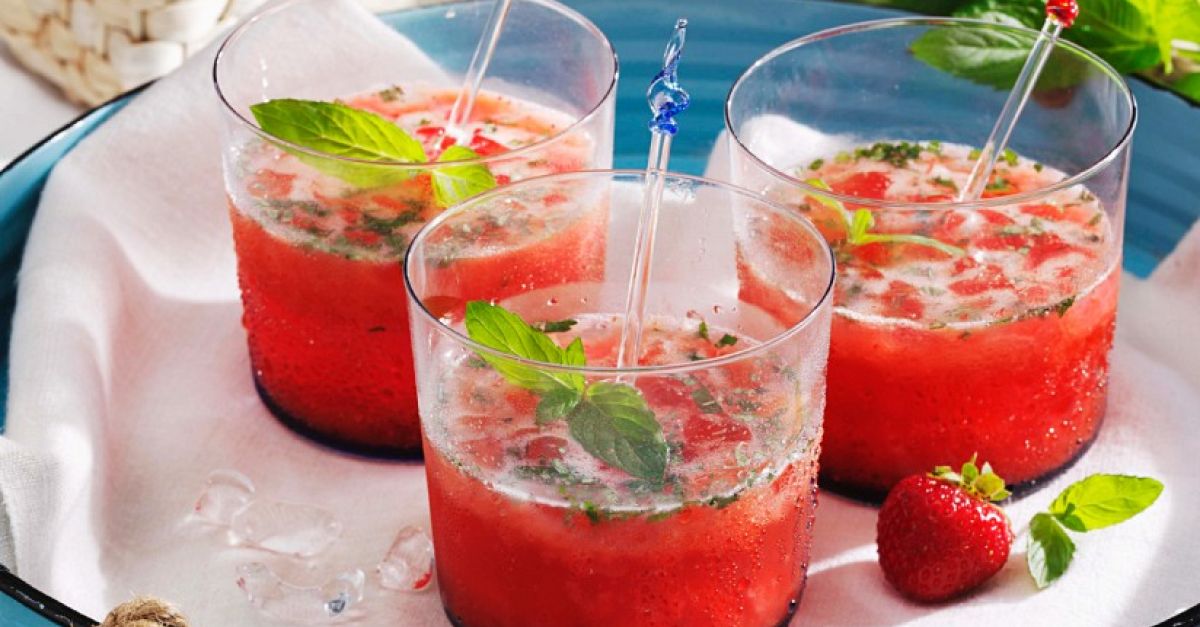 Erdbeer-Limetten-Kokos-Drink mit Minze Rezept | EAT SMARTER