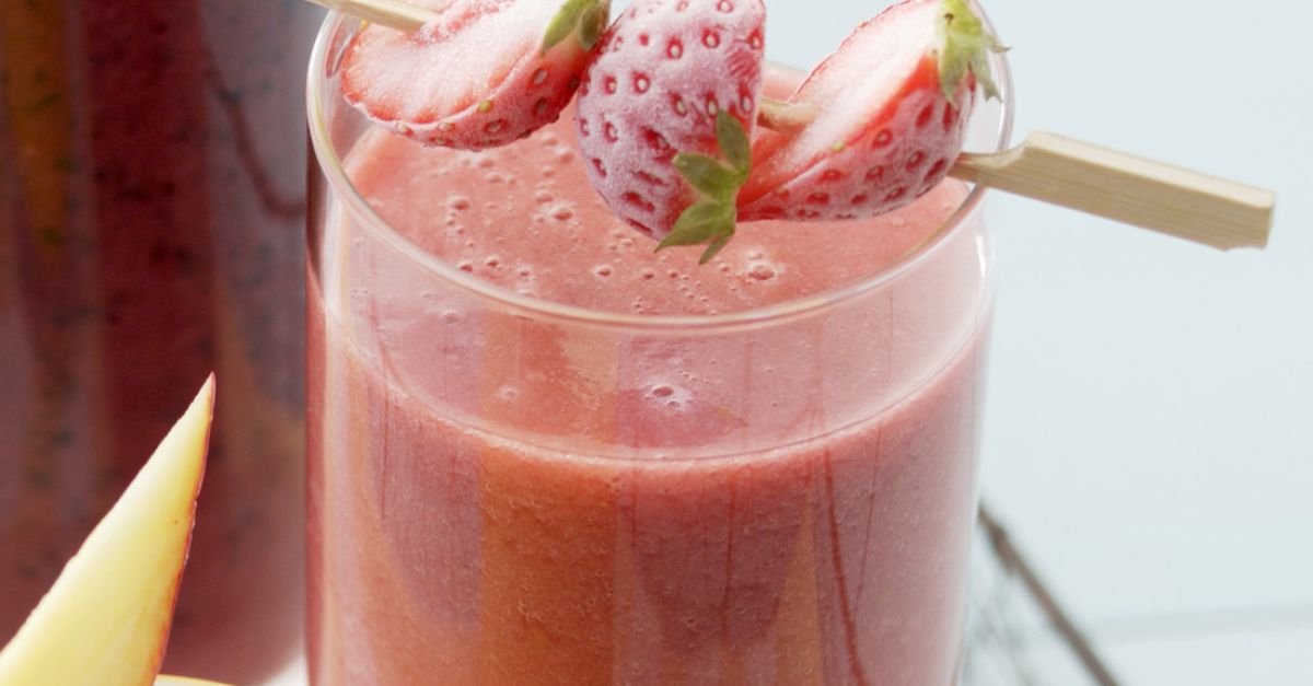 Erdbeer-Mango-Smoothie Rezept | EAT SMARTER