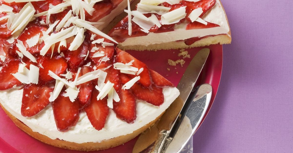 ErdbeerQuarkkuchen mit weißen Schokohobeln Rezept EAT SMARTER