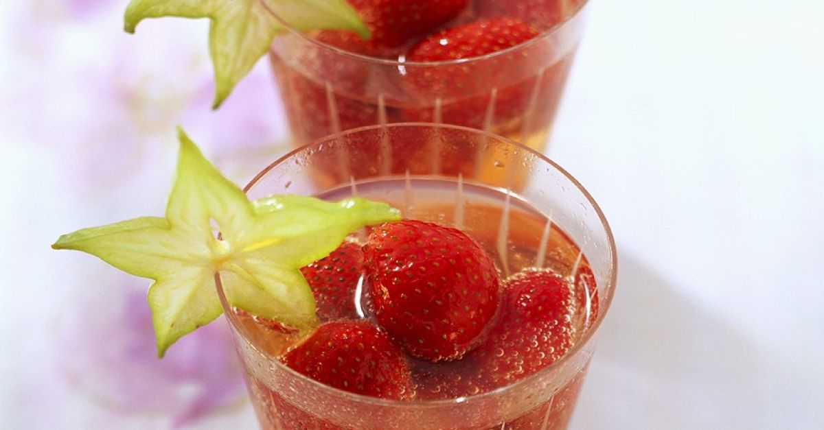 Erdbeerbowle mit Cointreau Rezept | EAT SMARTER Erdbeerbowle mit Cointreau Rezept | EAT SMARTER