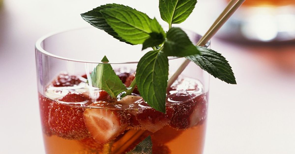 Erdbeerbowle mit Minze Rezept | EAT SMARTER