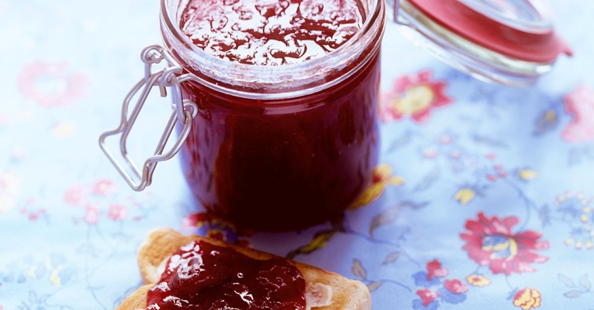 Erdbeermarmelade mit Stücken Rezept | EAT SMARTER