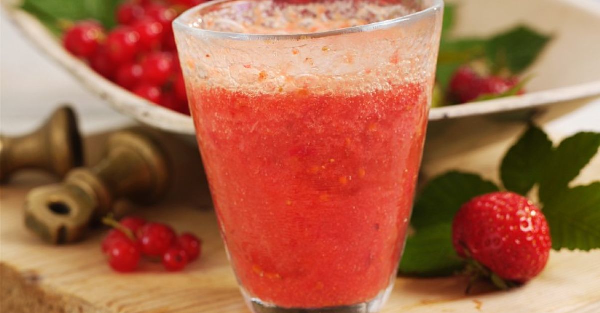 Erfrischender Beeren-Drink Rezept | EAT SMARTER