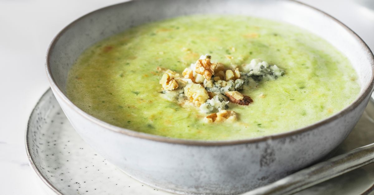 Fenchelsuppe mit Walnüssen und Blauschimmelkäse Rezept | EAT SMARTER Fenchelsuppe mit Walnüssen und Blauschimmelkäse Rezept | EAT SMARTER