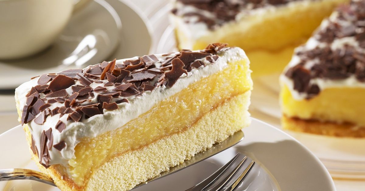 Festliche Apfel-Sahnetorte mit Schokoraspeln Rezept | EAT SMARTER